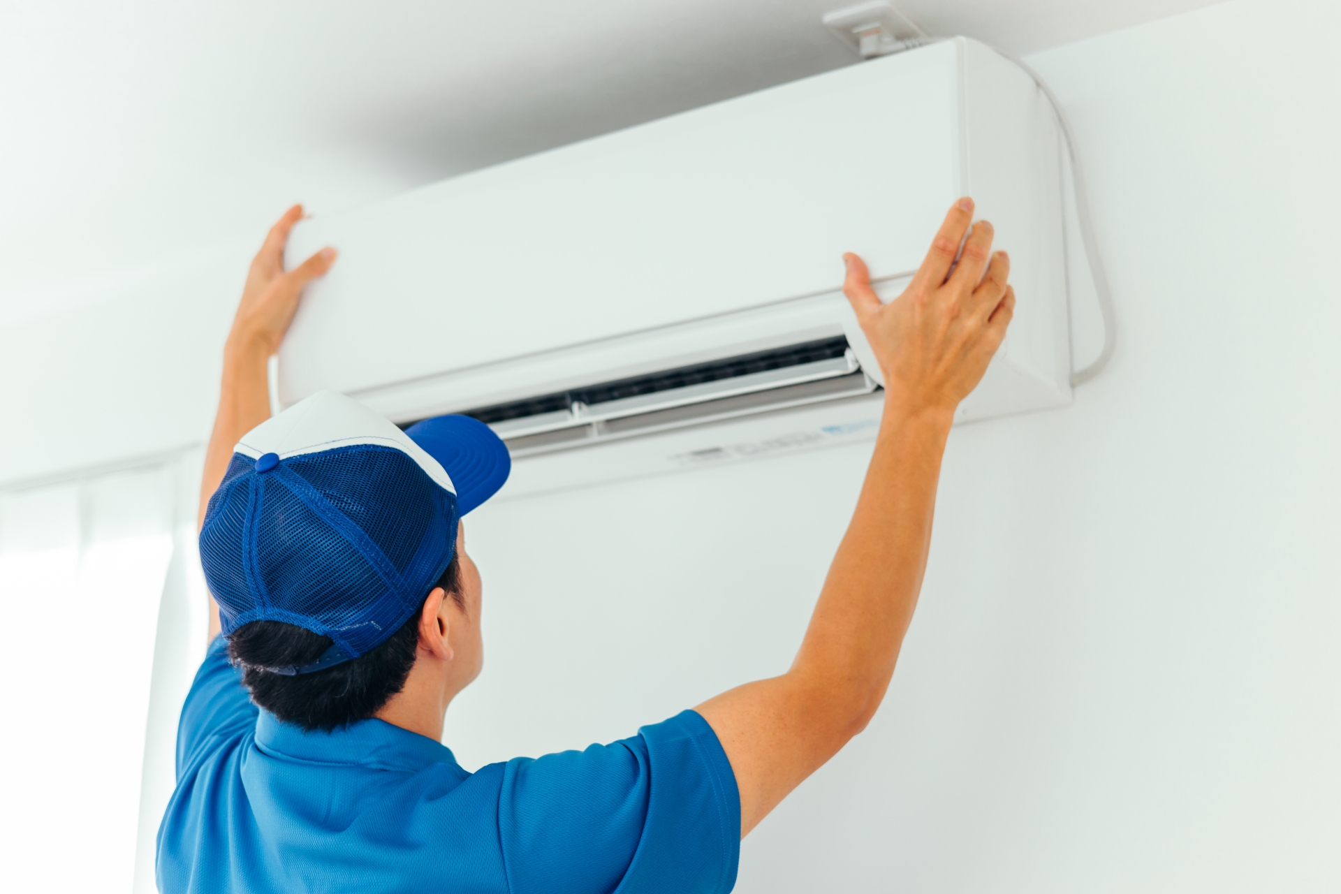 エアコンを取り付けている業者の人