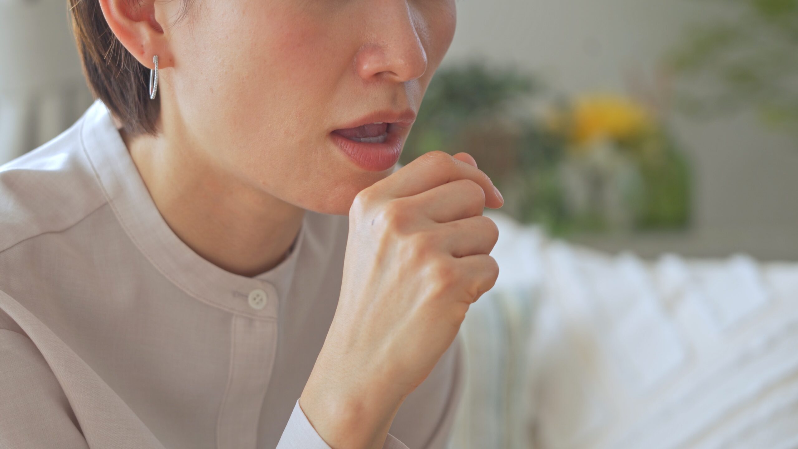 エアコンで苦しそうに咳こむ女性